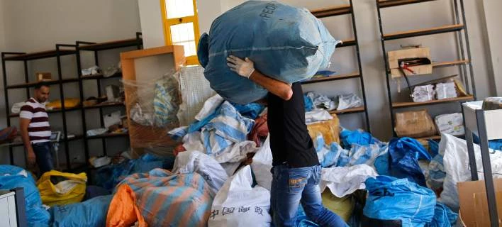 Ισραήλ: Παραδίδονται 10 τόνοι γράμματα σε Παλαιστίνιους παραλήπτες μετά από 8 χρόνια (Εικόνες)